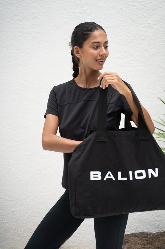 Balion Tote Bag — modell holder bag, frontvisning