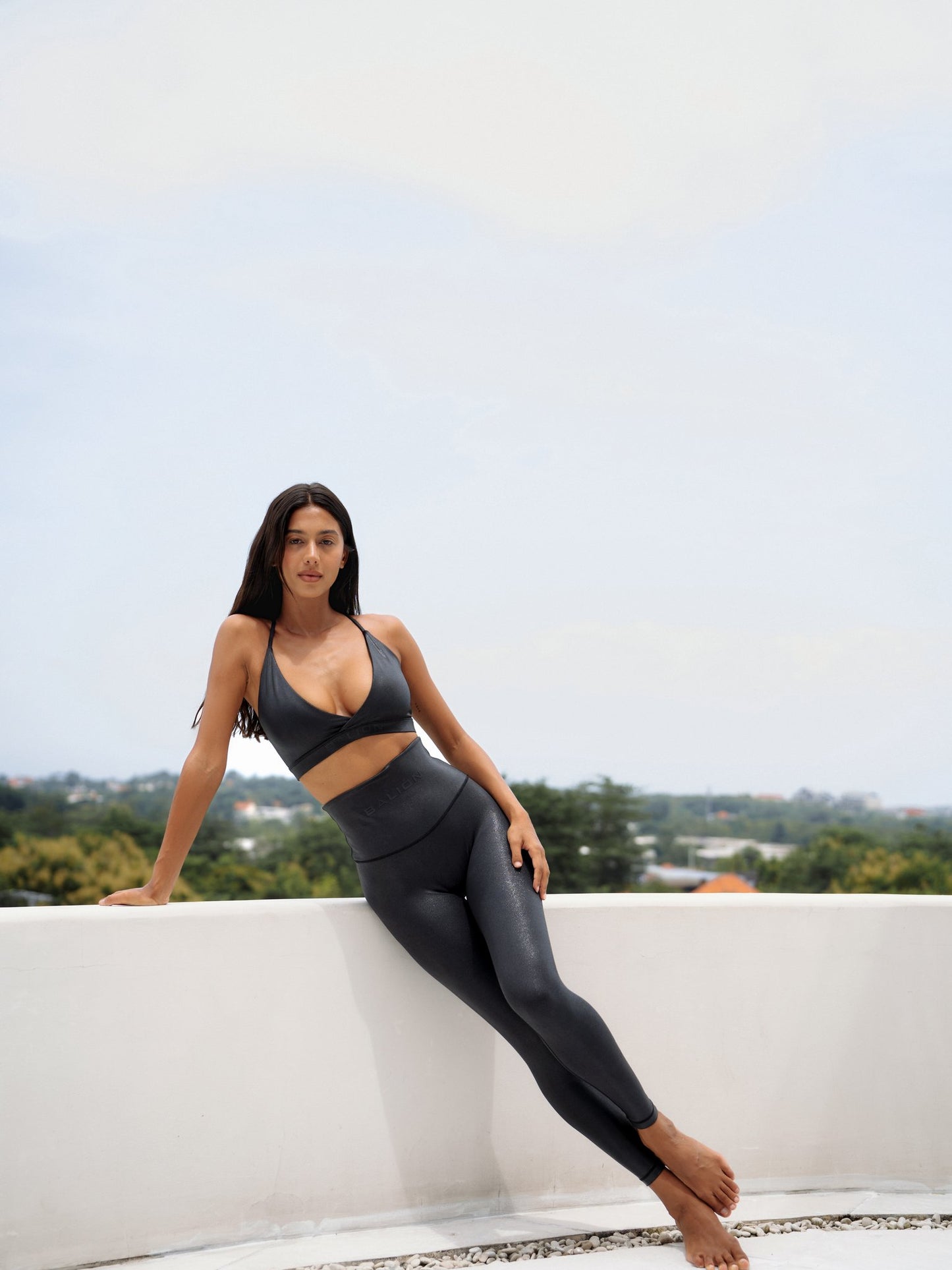 Balion Irreplaceable Sculpting Tights Shiny Black 2.0 — utendørs, shiny overflate i naturlig lys