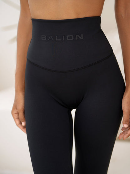 Irreplaceable Sculpting Tights 7/8 Black – waistband detalj forfra med BALION tekst
