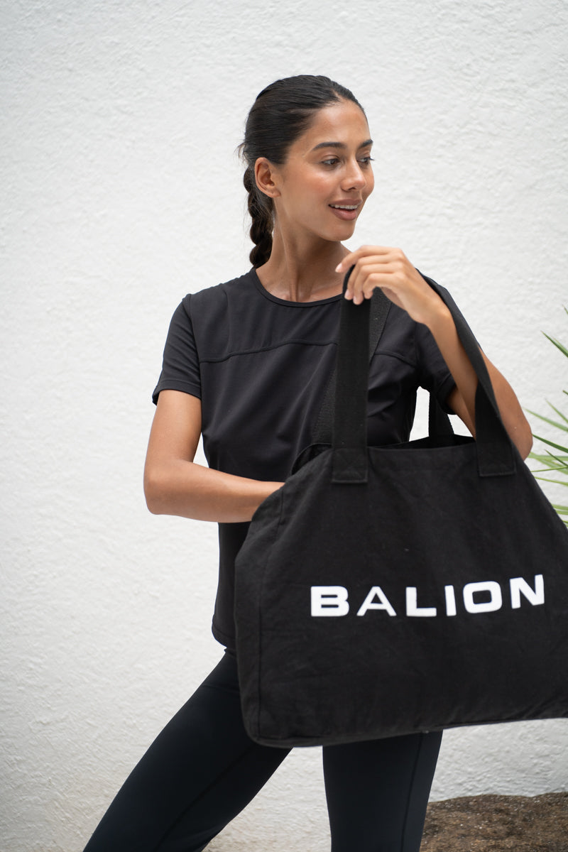 Balion Tote Bag — modell holder bag, frontvisning
