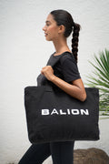 Balion Tote Bag — modell med bag over skulderen, sidevisning