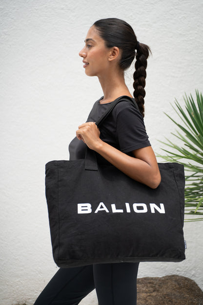 Balion Tote Bag — modell med bag over skulderen, sidevisning