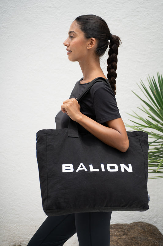 Balion Tote Bag — modell med bag over skulderen, sidevisning