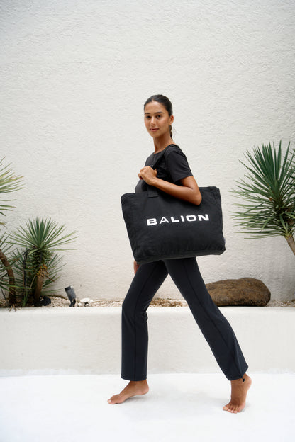 Balion Tote Bag — modell i full figur med bag, gående