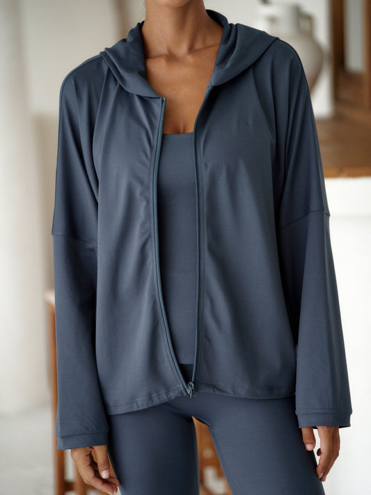 Ekstremt nærbilde av Balion-logo på Studio Flow Jacket Lunar Grey – stofftekstur og glidelåsdetalj