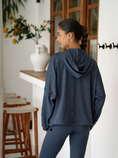 Balion Studio Flow Jacket Lunar Grey bakfra – viser hette, oversized snitt og snøring i nedkant